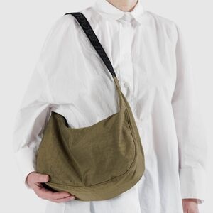 NWOT Medium Nylon Crescent BAGGU in Seaweed 37.5" strap
